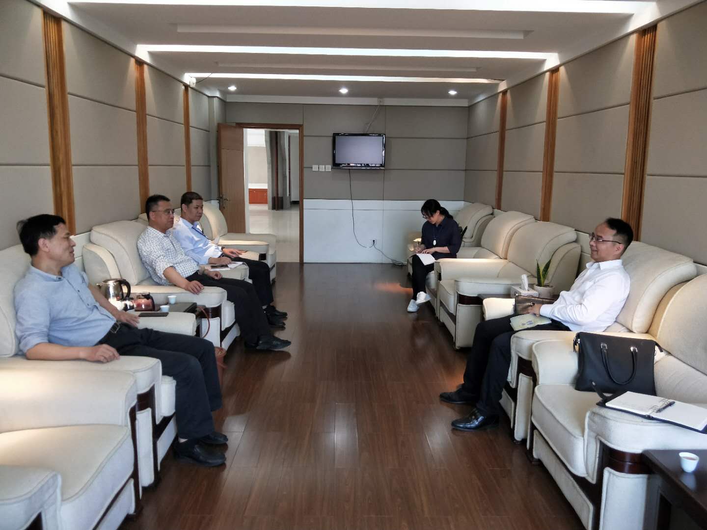 1555897385112902.jpg 我校前往福建省老年大学开展合作交流配图.jpg