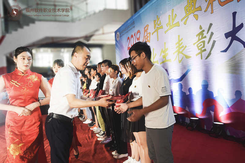 1562116137136948.png 优秀毕业生11.png